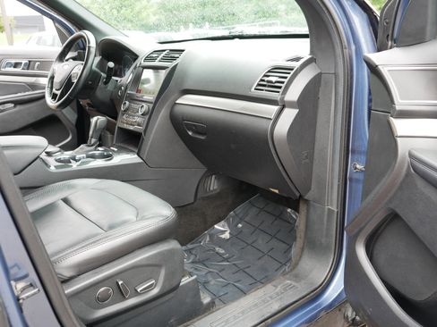 Used 2018 Ford Explorer XLT w/ Equipment Group 202A AWD/4WD image 19