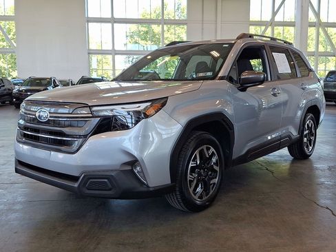 Certified 2025 Subaru Forester Premium AWD/4WD image 6