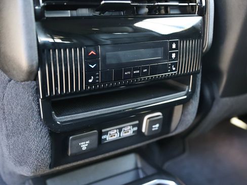 Used 2022 Jeep Wagoneer Series III w/ Flexible Seating Group image 27