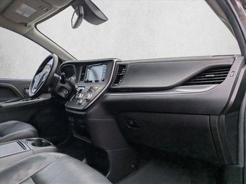 Used 2019 Toyota Sienna SE image 22