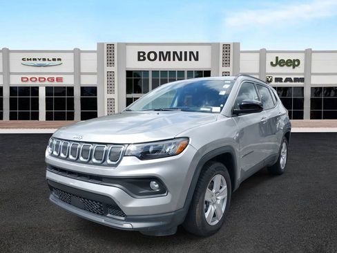 Used 2022 Jeep Compass Latitude image 2