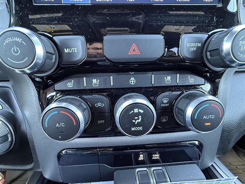 Used 2024 RAM 1500 Laramie AWD/4WD image 5