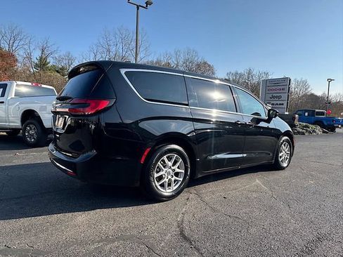 Used 2024 Chrysler Pacifica Touring-L FWD image 9