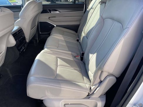 Used 2024 Jeep Wagoneer L Series III w/ Flexible Seating Group AWD/4WD image 11
