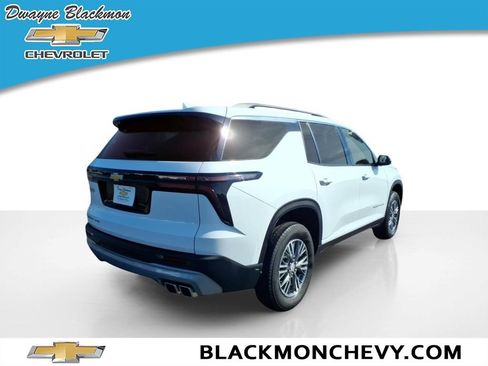 Used 2025 Chevrolet Traverse LT AWD/4WD image 3