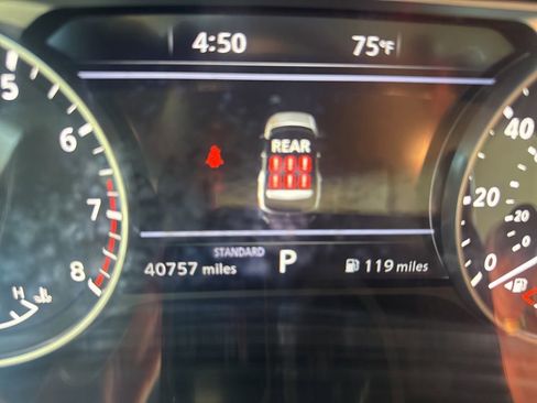 Used 2025 Nissan Pathfinder SL FWD image 11