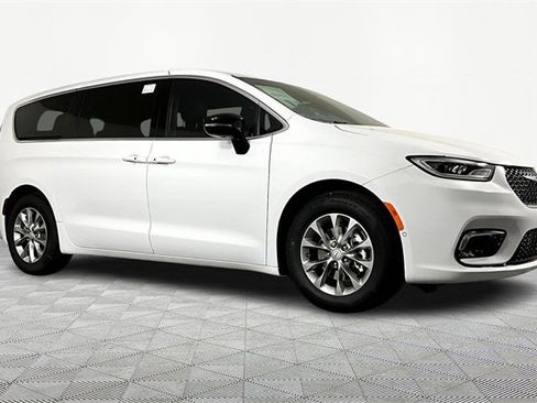New 2026 Chrysler Pacifica Limited image 3