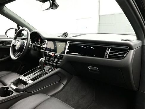 Certified 2025 Porsche Macan AWD/4WD image 19