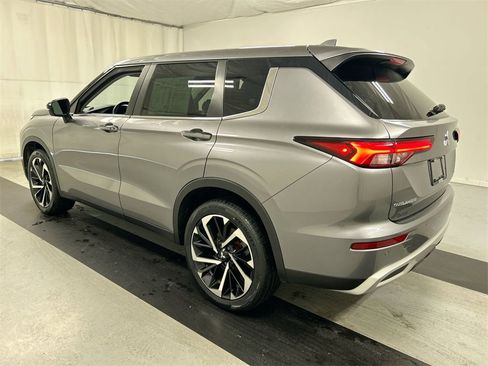 Used 2022 Mitsubishi Outlander SE image 7