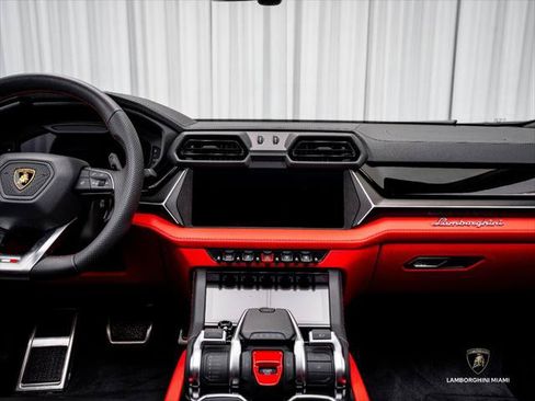 Used 2025 Lamborghini Urus SE AWD/4WD image 37