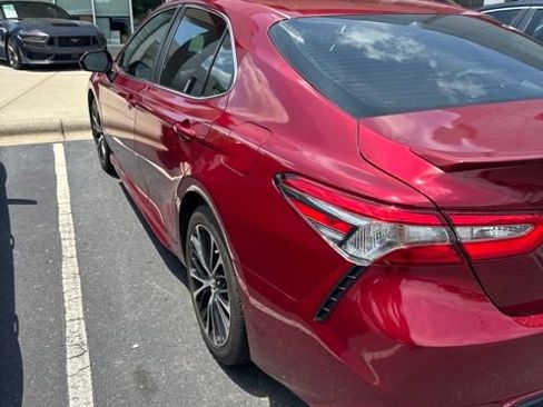 Used 2018 Toyota Camry SE FWD image 3
