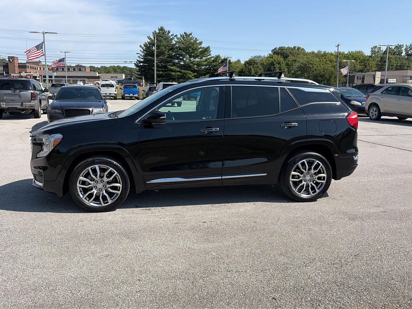 Used 2022 GMC Terrain Denali w/ Denali Premium Package AWD/4WD image 2