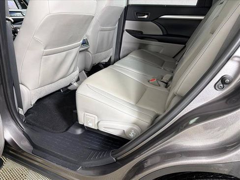 Used 2019 Toyota Highlander XLE FWD image 23