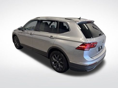 Used 2024 Volkswagen Tiguan SE w/ Panoramic Sunroof Package image 17
