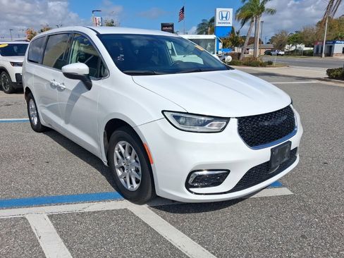 Used 2023 Chrysler Pacifica Touring-L image 3