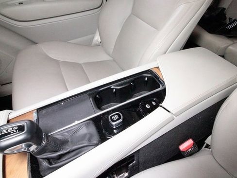 Certified 2022 Volvo XC90 T6 Momentum w/ Advanced Package image 10