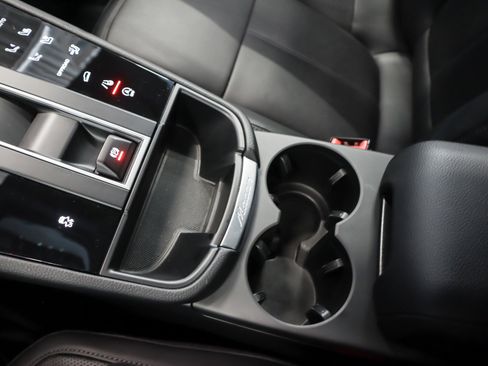 Certified 2025 Porsche Macan AWD/4WD image 15