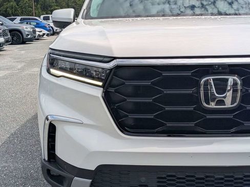 Used 2025 Honda Pilot Elite image 9