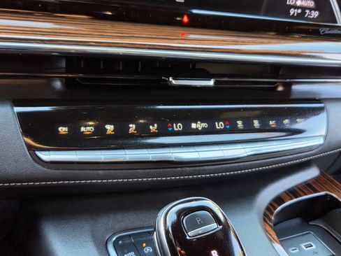 Used 2023 Cadillac Escalade Premium Luxury AWD/4WD image 25