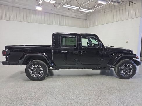 New 2026 Jeep Gladiator Sahara image 8