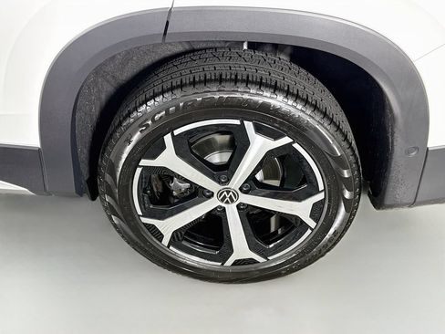 Used 2025 Volkswagen Tiguan SE AWD/4WD image 34