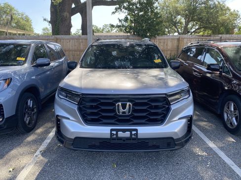 Used 2025 Honda Pilot Sport image 2