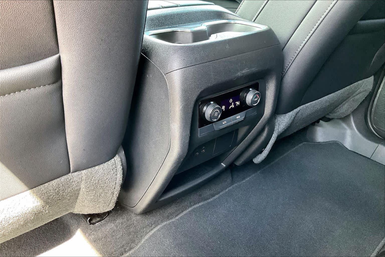 Used 2025 Chevrolet Traverse LT FWD image 34