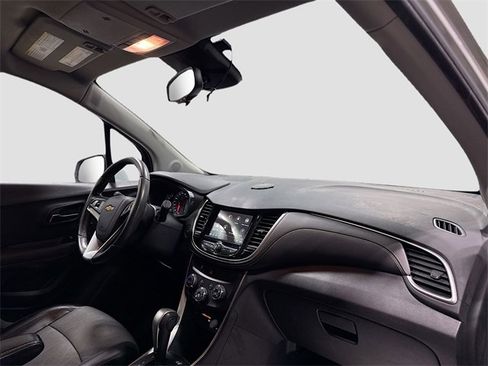Used 2018 Chevrolet Trax LT w/ LT Convenience Package image 28