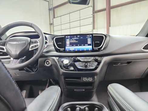 Used 2025 Chrysler Pacifica Select FWD image 28