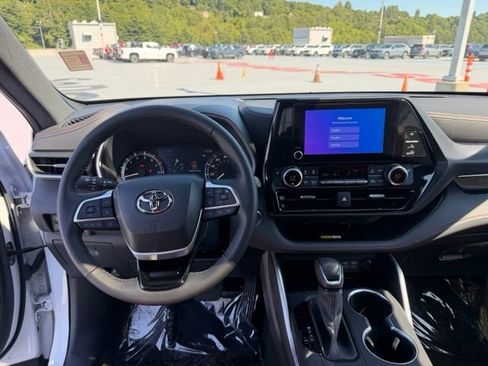 Used 2023 Toyota Highlander XSE AWD/4WD image 14