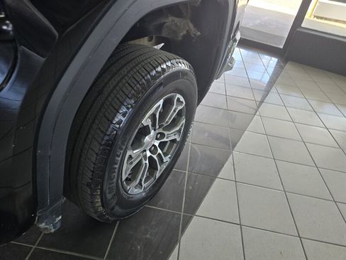 Used 2025 GMC Sierra 1500 SLT AWD/4WD image 41