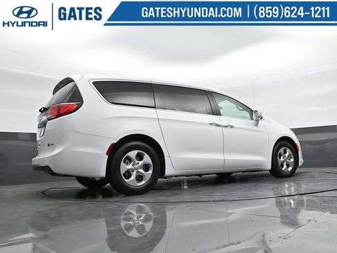 Used 2017 Chrysler Pacifica Touring Plus image 41