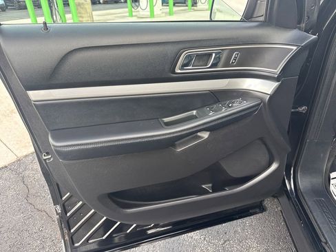 Used 2017 Ford Explorer XLT w/ Equipment Group 202A AWD/4WD image 31