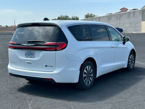 Used 2023 Chrysler Pacifica Touring-L FWD image 3