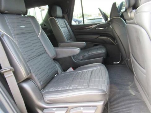 Used 2021 Cadillac Escalade Sport Platinum w/ LPO, ONYX Package image 35