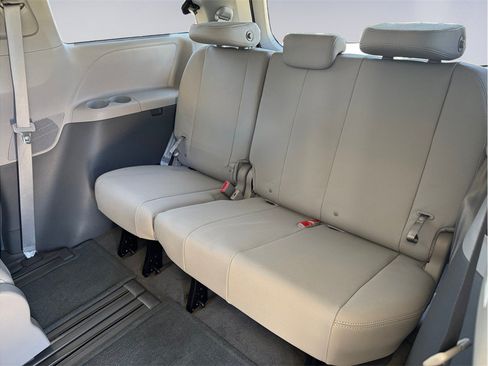 Used 2017 Toyota Sienna XLE w/ XLE Navigation Package FWD image 19