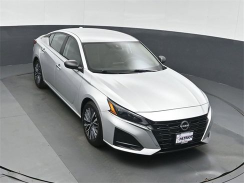 Used 2025 Nissan Altima 2.5 SV image 37