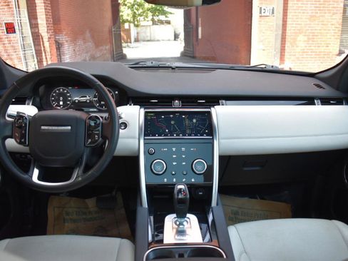 Used 2020 Land Rover Discovery Sport SE AWD/4WD image 21