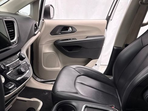 Used 2023 Chrysler Pacifica Touring-L FWD image 23