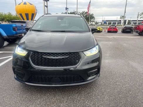 Used 2022 Chrysler Pacifica Touring-L w/ S Appearance Package FWD image 2