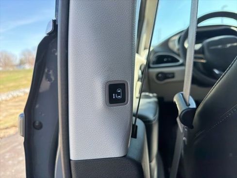 Used 2023 Chrysler Pacifica Touring-L FWD image 17