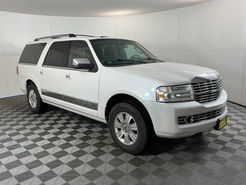 Used 2010 Lincoln Navigator L Base image 3