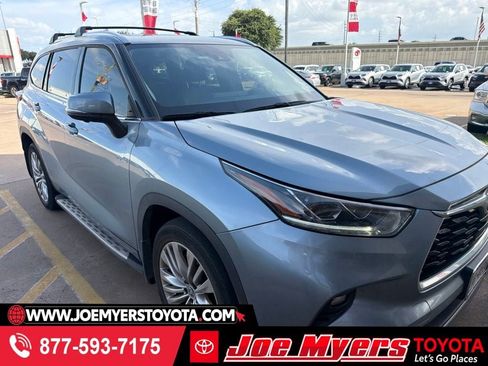 Used 2024 Toyota Highlander Platinum FWD image 1
