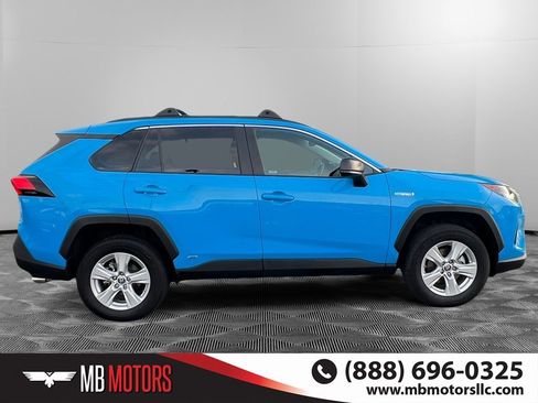 Used 2021 Toyota RAV4 LE image 2