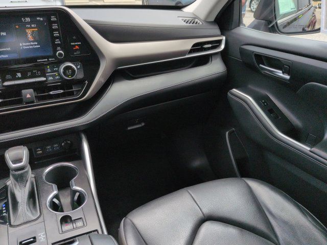 Used 2022 Toyota Highlander XLE FWD image 17
