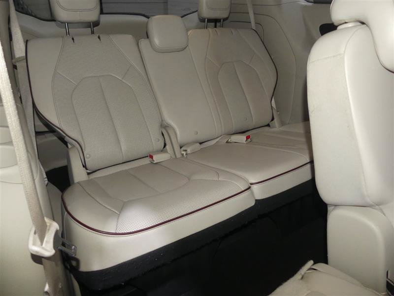 Used 2017 Chrysler Pacifica Limited w/ UConnect Theater Package FWD image 28