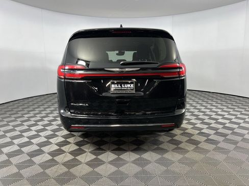 Used 2024 Chrysler Pacifica Touring-L image 9