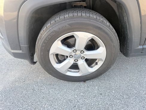 Used 2018 Jeep Compass Latitude FWD image 5