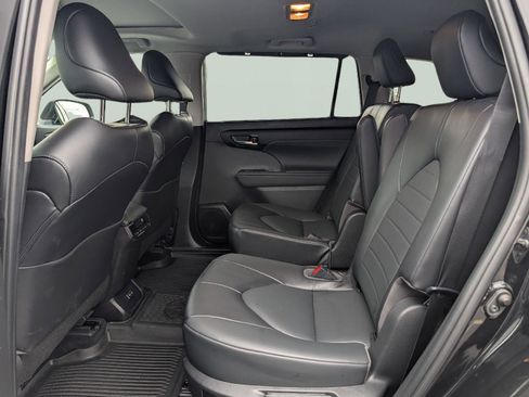 Used 2022 Toyota Highlander XLE image 17