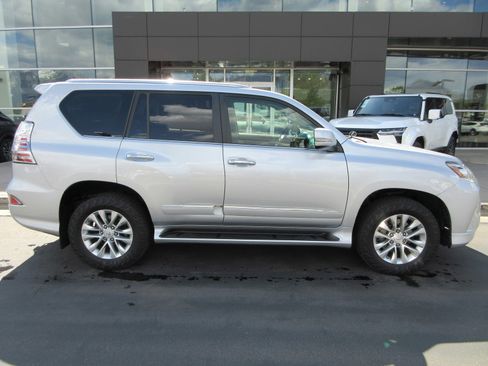 Used 2014 Lexus GX 460 w/ Premium Package AWD/4WD image 11